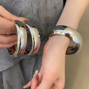 Bracelet manchette large en métal argenté poli avec finition miroir pour femme
