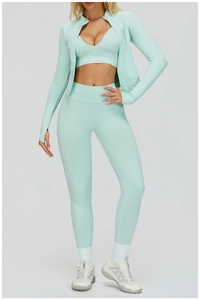 Détail d'un ensemble de yoga vert menthe sans couture avec tissu extensible et coupe ajustée