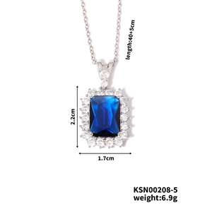 Détails du pendentif en saphir bleu montrant les dimensions 2,2cm x 1,7cm et le poids de 6,9g