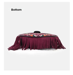 Vista inferiore della borsa bohémien con ricamo geometrico colorato e lunghe nappe scure