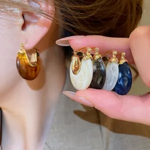 Boucles d'oreilles rétro en résine en forme de U avec bords dorés et marbre