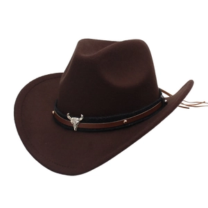 Dettaglio cappello cowboy in feltro marrone con fascia intrecciata e teschio di toro argento