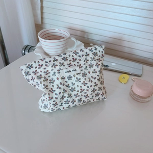 Pochette per trucco a fiori in cotone con patch 'Simple Wish' e zip su tavolo