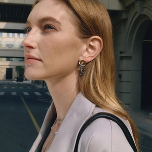 Boucles d'oreilles minimalistes en chaîne d'or et d'argent sur un mannequin