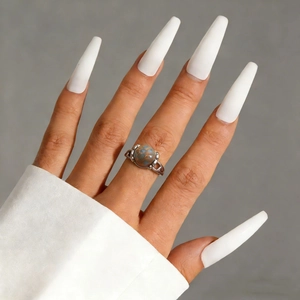 Makro-Detail eines Vintage-Rings mit kugelförmigem Naturstein und geometrischem Ausschnitt