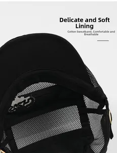 Dettaglio del cappellino a rete traspirante con fascia antisudore in cotone per il comfort