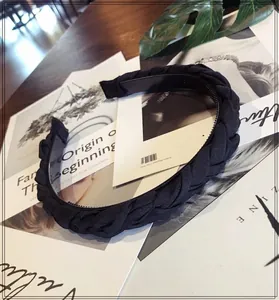 Detailed view of the black braided headband featuring internal non-slip teeth for grip