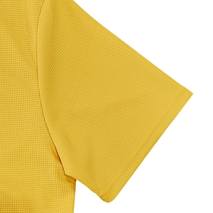 Vista macro de la textura de tejido waffle amarillo en la manga del polo de hombre