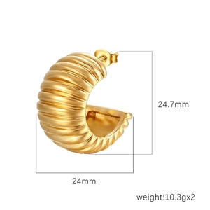 Boucles d'oreilles géométriques en C plaquées or 18 carats avec texture et dimensions