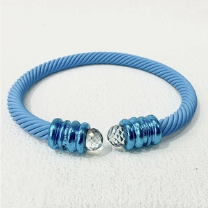 Matte himmelblaue Kabel-Armspange mit Metallakzenten und facettierten Kristallen