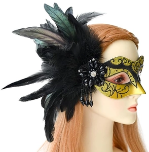 Détail du masque de mascarade avec plumes noires et perles pendantes en vue latérale