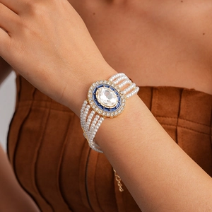 Detailansicht des mehrlagigen Perlenarmbands mit blauem ovalem Kristalldetail