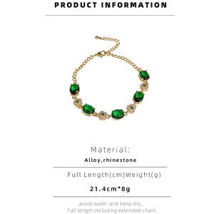 Détail du bracelet fleuri vintage doré avec pierres vertes et incrustation strass