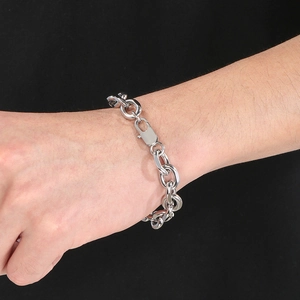 Vue détaillée d'un bracelet gourmette en acier inoxydable argenté avec fermoir mousqueton