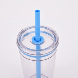 Detail of clear Tritan cup lid with blue straw and leak-proof silicone sealing ring