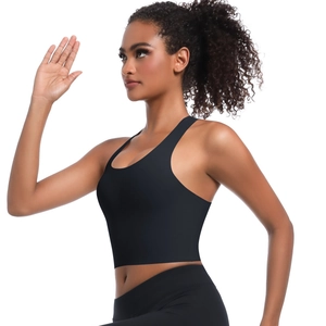 Détail de la brassière de yoga noire sans couture avec dos croisé et fini mat