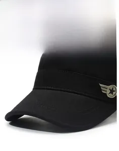 Gros plan sur la casquette noire avec écusson brodé d'étoile et d'ailes sur le côté