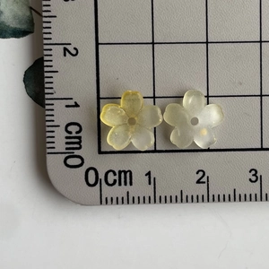 Close-up of 1.5cm gradient resin flower beads showing two-tone colors and center hole