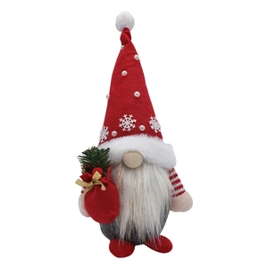 Gnome de Noël en peluche rouge et gris avec bonnet tricoté sur fond blanc immaculé