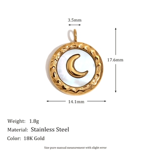 Détail macro du pendentif lune en acier doré 18K avec mesures de taille et spécifications