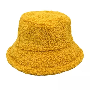 Détail d'un chapeau cloche jaune en peluche montrant la texture douce et chaude