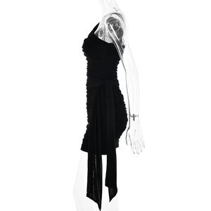 Détail d'une mini robe noire asymétrique avec cordons de serrage latéraux et fronces