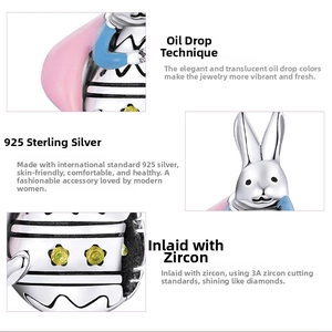 Vue macro d'une breloque lapin en argent 925 avec émail rose et zircons jaunes 3A