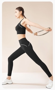 Dettaglio dei pantaloni da yoga neri elasticizzati con linee bianche per effetto push-up