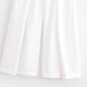 Pantalon large minimaliste en coton et lin blanc avec coupe ample et texture naturelle