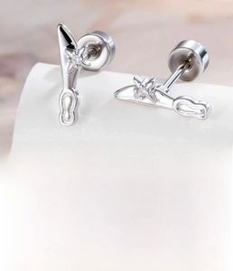 Detail view of silver star stud earring with zircon inlay and 0.8x6mm dimensions