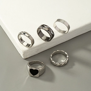 Set di anelli d'argento geometrici vintage con sigillo a cuore in smalto nero moda
