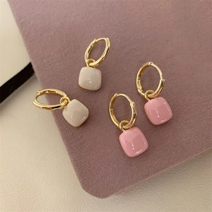 Élégantes boucles d'oreilles carrées en émail doré blanc crème et rose doux pour femmes
