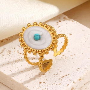 Bague vintage en acier doré avec disque blanc et pierre turquoise sur pierre