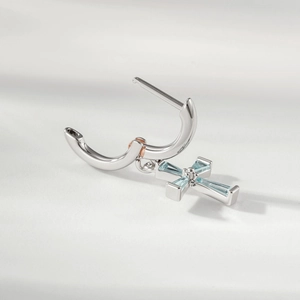 Orecchino a cerchio huggie in argento con ciondolo a croce in cristallo azzurro