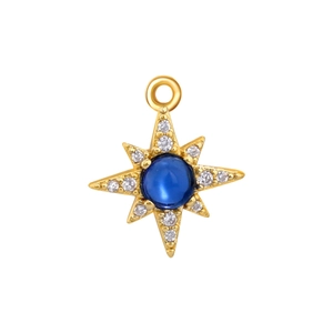 Dettaglio pendente stella dorata con gemma blu e cristalli scintillanti su bianco