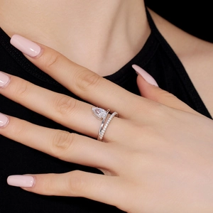 Vista macro dell'anello in argento sterling con diamante a goccia sulla mano donna