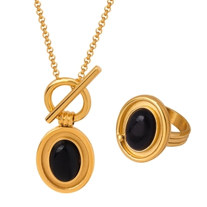 Parure de bijoux dorée avec pendentif en agate noire, fermoir OT et bague assortie