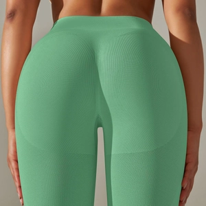 Dettaglio dei pantaloni da yoga verdi senza cuciture con effetto push-up e trama a maglia