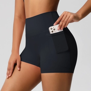 Détail d'un short de yoga taille haute avec poche latérale pour ranger un téléphone