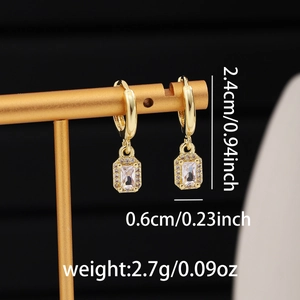 Macro shot of gold rectangle drop earrings with size 2.4cm and weight 2.7g specs