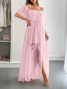 Dettaglio dell'abito lungo rosa a pois con spalle scoperte e vita annodata in tessuto chiffon