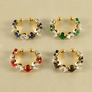 Anillo abierto elegante de acero inoxidable dorado 18K con circonita, detalle de joyería geométrica.