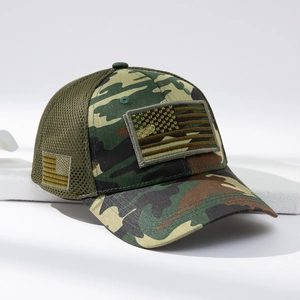 Casquette de baseball camouflage avec patch drapeau américain vue de profil à 45 degrés