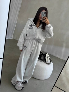 Ensemble sweat à capuche et pantalon large gris pour femme avec broderie couronne
