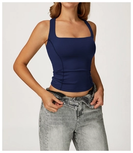 Dettaglio canotta yoga blu navy con scollo quadrato e silhouette elasticizzata aderente