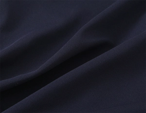 Gros plan détaillé montrant la texture fine et le drapé du tissu plissé bleu marine