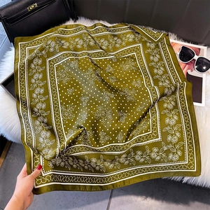 Foulard quadrato verde oliva effetto seta con bordo floreale e motivi a pois bianchi