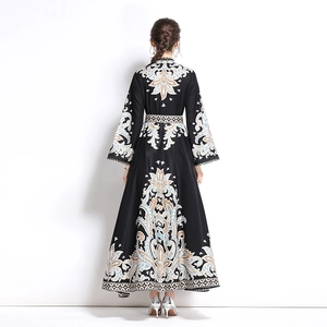 Vue arrière d'une robe longue vintage à imprimé floral avec manches cloches et taille haute