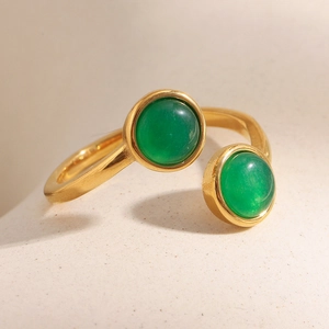 Gros plan détaillé de la bague ouverte plaquée or 18K avec deux agates vertes sur pierre