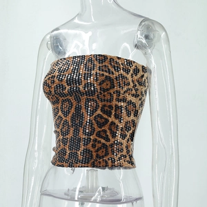 Détail du haut bustier sexy à imprimé léopard avec sequins brillants pour soirée